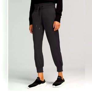 Ready to Rulu Cropped Jogger (size 4)